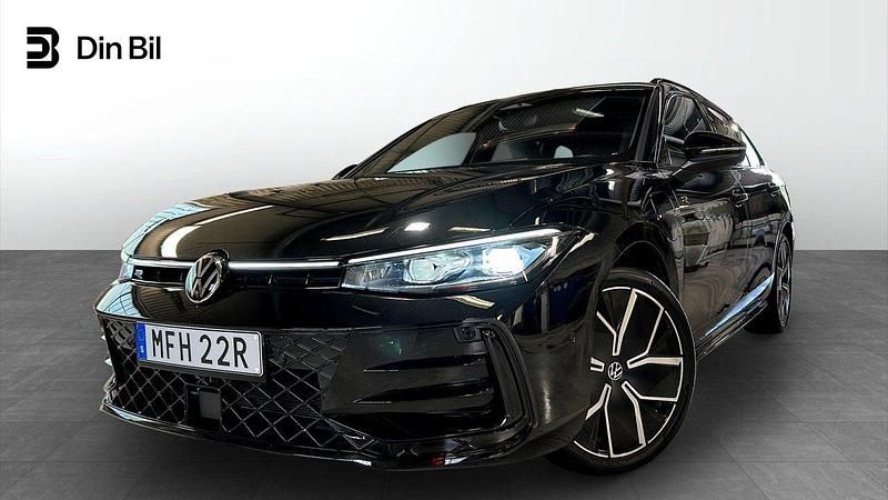 Svart Begagnad 2024 VW Passat R-line Kombi | 559 900 kr - Bild 1/4