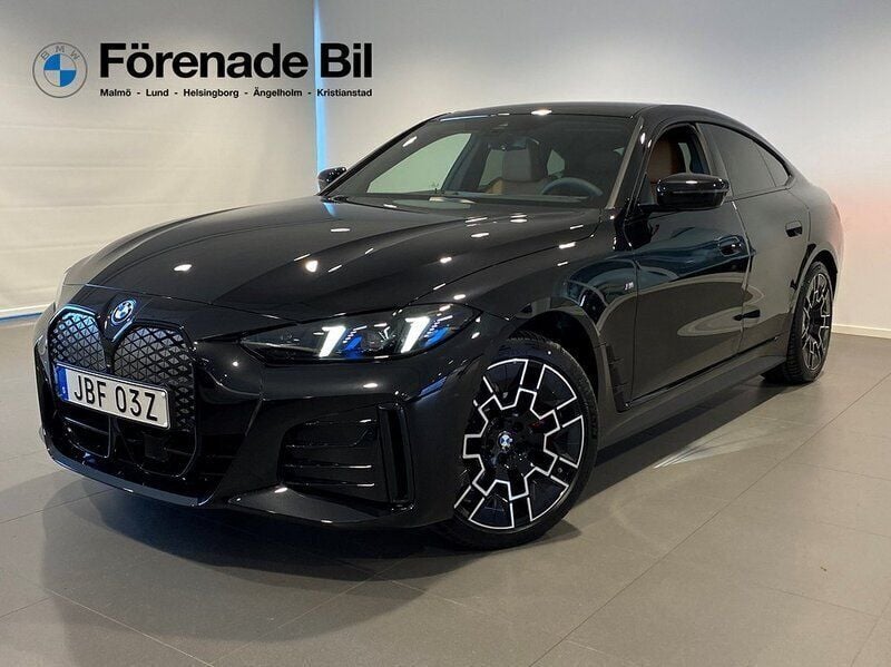 Svart Begagnad 2025 BMW i4 M Sport Sedan | 729 400 kr - Bild 1/4