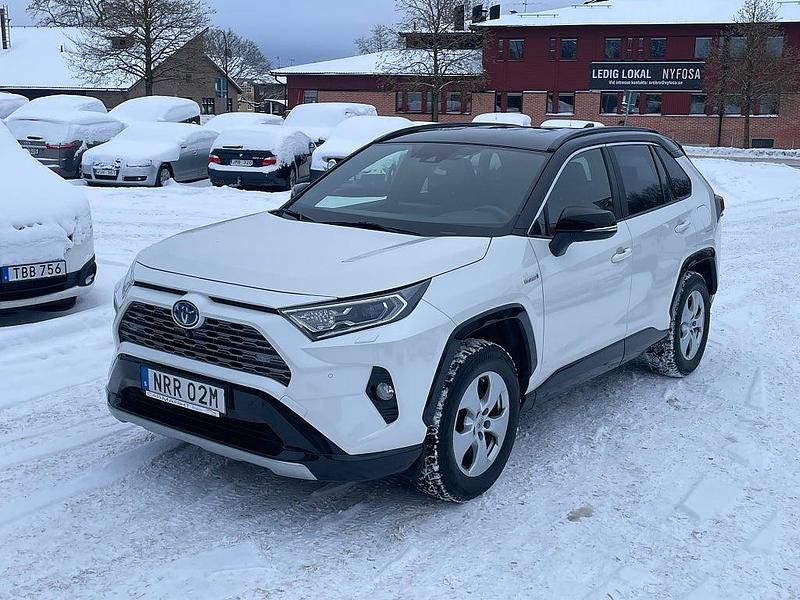 Vit Begagnad 2020 Toyota RAV4 Hybrid Style SUV | 329 900 kr (Marknadspris) - Bild 1/4