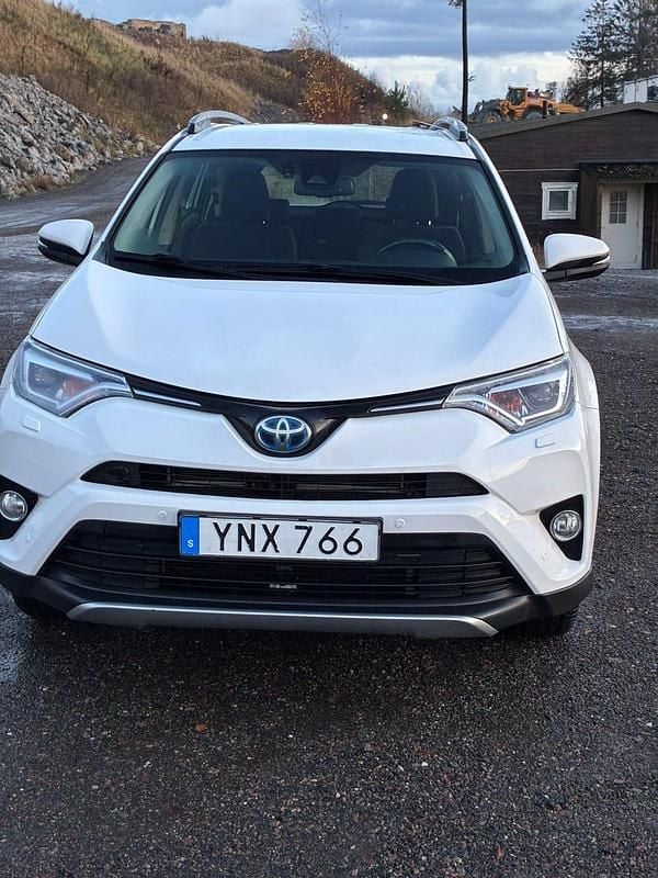 Begagnad 2018 Toyota RAV4 Hybrid SUV | 220 000 kr (Bra pris) - Bild 1/4