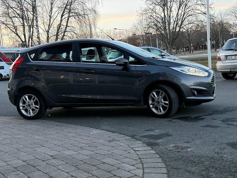 Begagnad Ford Fiesta Titanium 101 HK (74 kW) 2017 Grå Halvkombi
