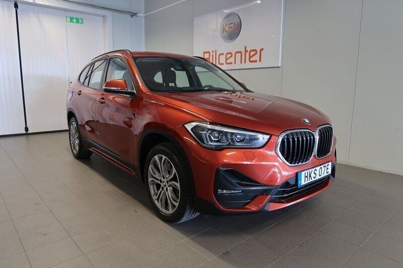 Orange Begagnad 2020 BMW X1 Sport Line SUV | 289 900 kr (Marknadspris) - Bild 1/3