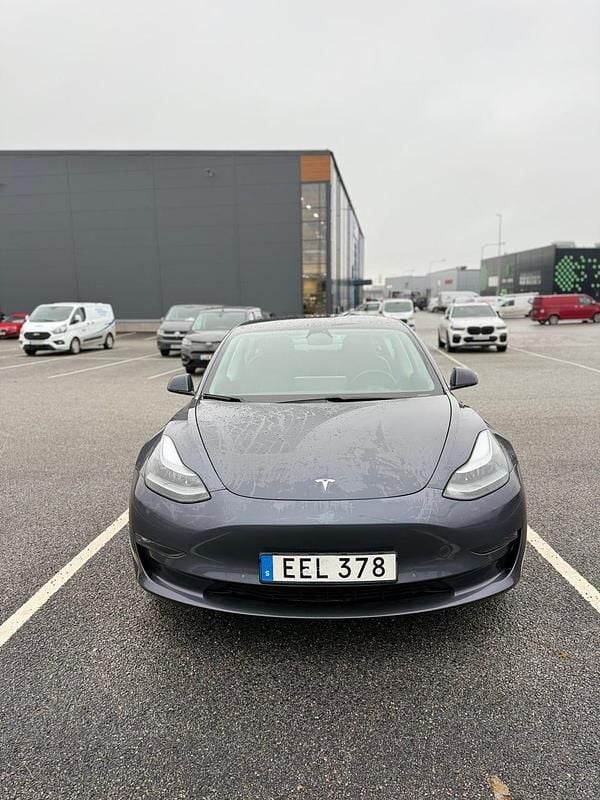 Begagnad 2021 Tesla Model 3 Performance Sedan | 290 000 kr (Marknadspris) - Bild 1/4
