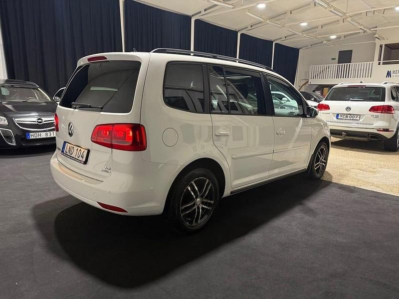 Begagnad VW Touran 105 HK (77 kW) 2013 Vit Minibuss