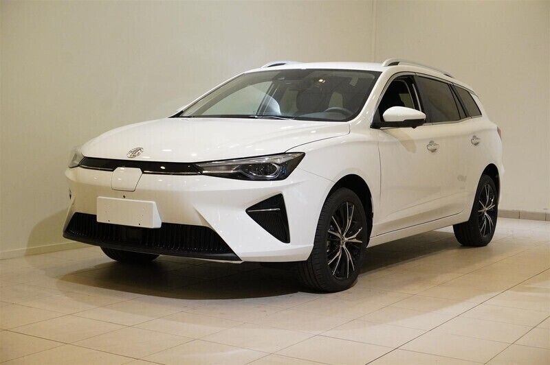 Vit (dover white) Begagnad 2023 MG MG5 EV Luxury Kombi | 289 900 kr (Marknadspris) - Bild 1/4