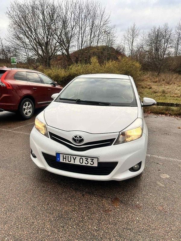 Vit Begagnad 2014 Toyota Yaris Active Halvkombi | 74 900 kr (Marknadspris) - Bild 1/4