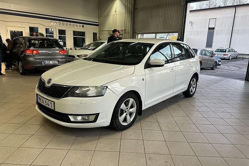 Begagnad Skoda Rapid 105 HK (77 kW) 2014 Vit Halvkombi