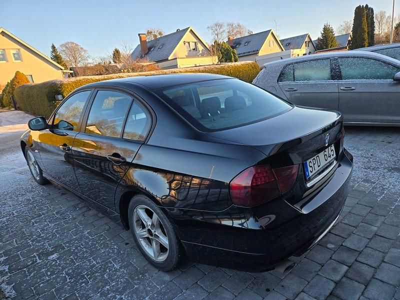 Begagnad BMW 318 143 HK (105 kW) 2011 Svart Sedan