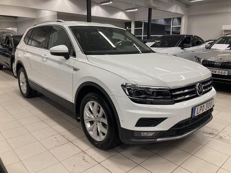 Pure white Begagnad 2021 VW Tiguan Allspace SUV | 334 900 kr (Bra pris) - Bild 1/4
