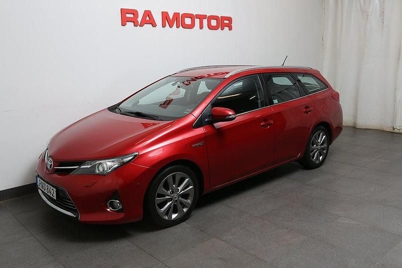 Mörkröd Begagnad 2015 Toyota Auris Touring Sports Executive Kombi | 129 800 kr (Bra pris) - Bild 1/3
