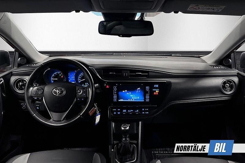 Begagnad Toyota Auris Touring Sports Active 116 HK (85 kW) 2015 Mörkröd Kombi