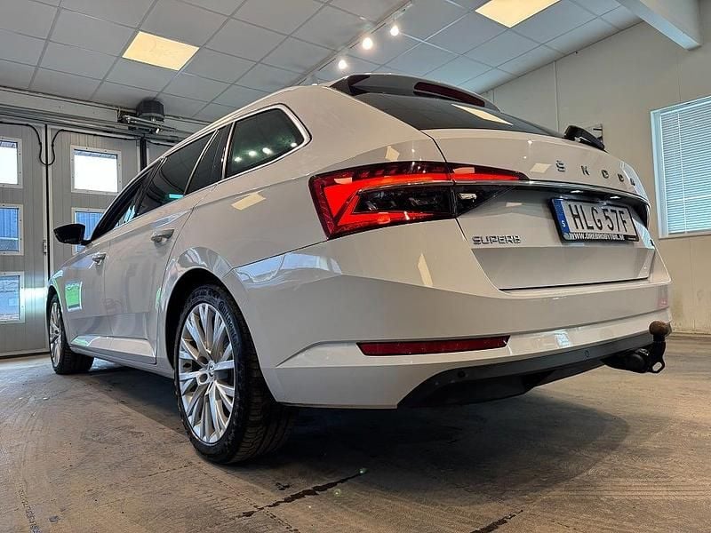 Begagnad Skoda Superb Business Line 156 HK (114 kW) 2023 Vit Kombi