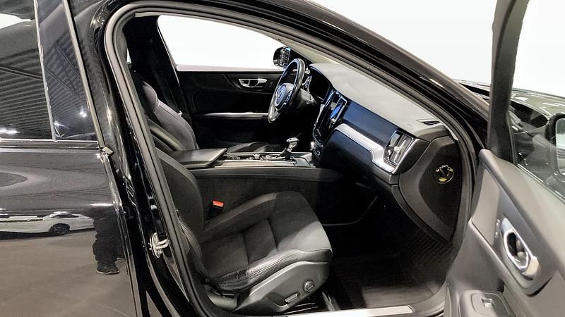 Begagnad Volvo V60 CC Momentum 190 HK (139 kW) 2021 Svart Kombi