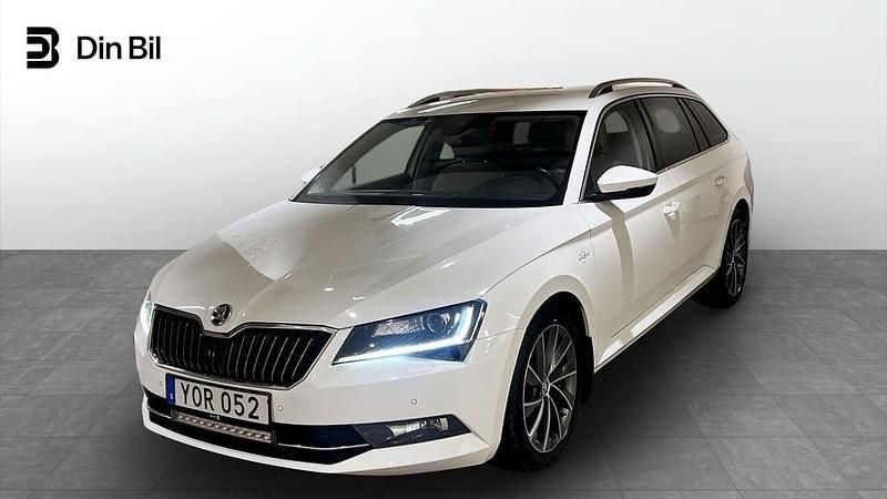 Vit Begagnad 2017 Skoda Superb LAURIN & KLEMENT Kombi | 214 500 kr (Bra pris) - Bild 1/4