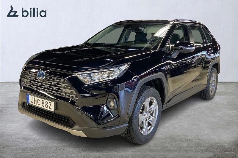 Svart Begagnad 2022 Toyota RAV4 Hybrid Active SUV | 369 900 kr (Marknadspris) - Bild 1/4