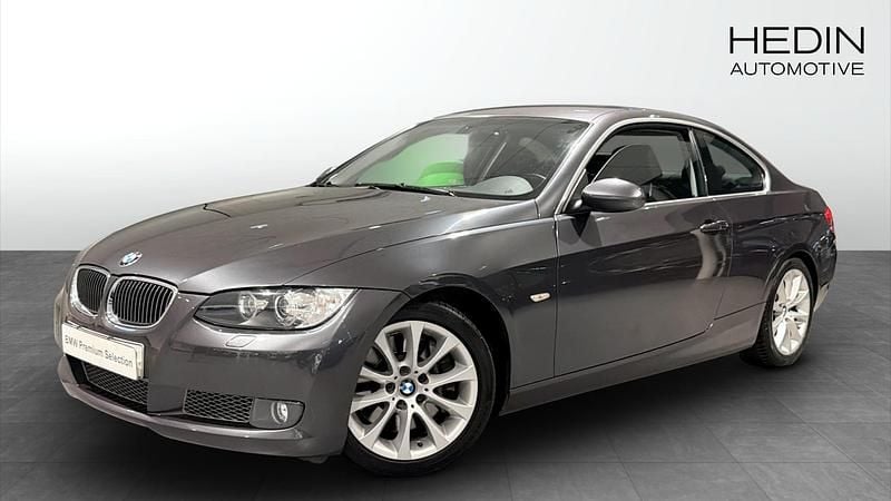 Grå (grey) Begagnad 2007 BMW 335 Comfort Edition Sportkupé | 154 700 kr (Marknadspris) - Bild 1/4