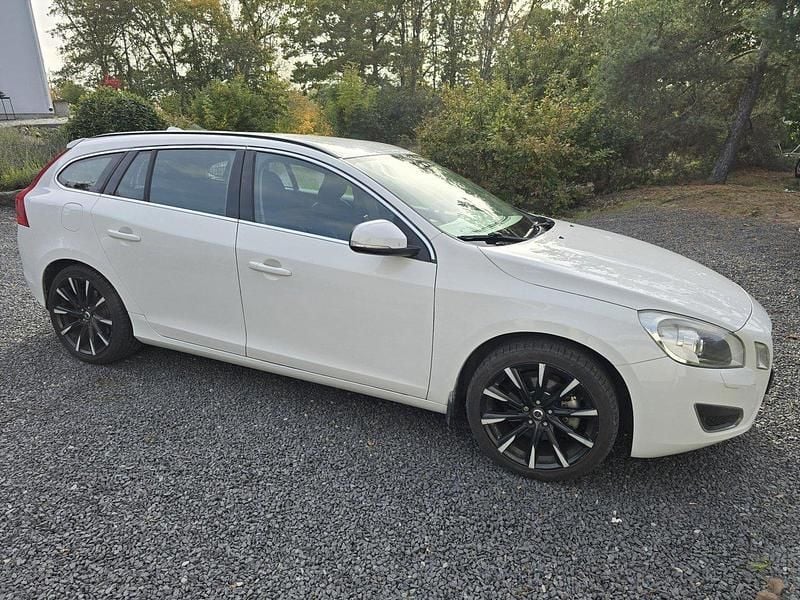 Vit Begagnad 2012 Volvo V60 Momentum Kombi | 66 500 kr (Dyr) - Bild 1/4