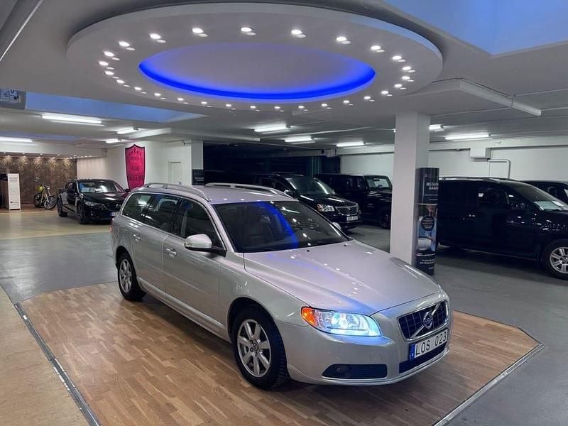 Ljusgrå Begagnad 2011 Volvo V70 Summum Kombi | 104 900 kr (Marknadspris) - Bild 1/4