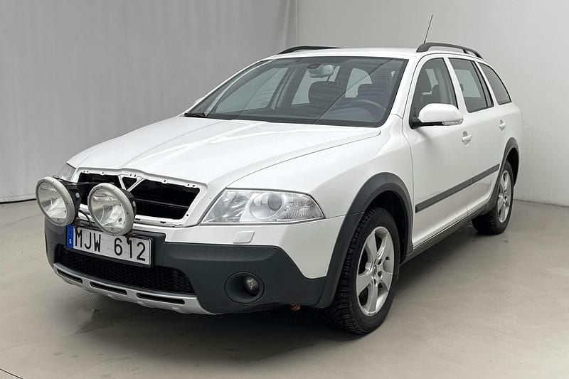 Vit Begagnad 2008 Skoda Octavia Scout Kombi | 19 000 kr (Superpris) - Bild 1/4