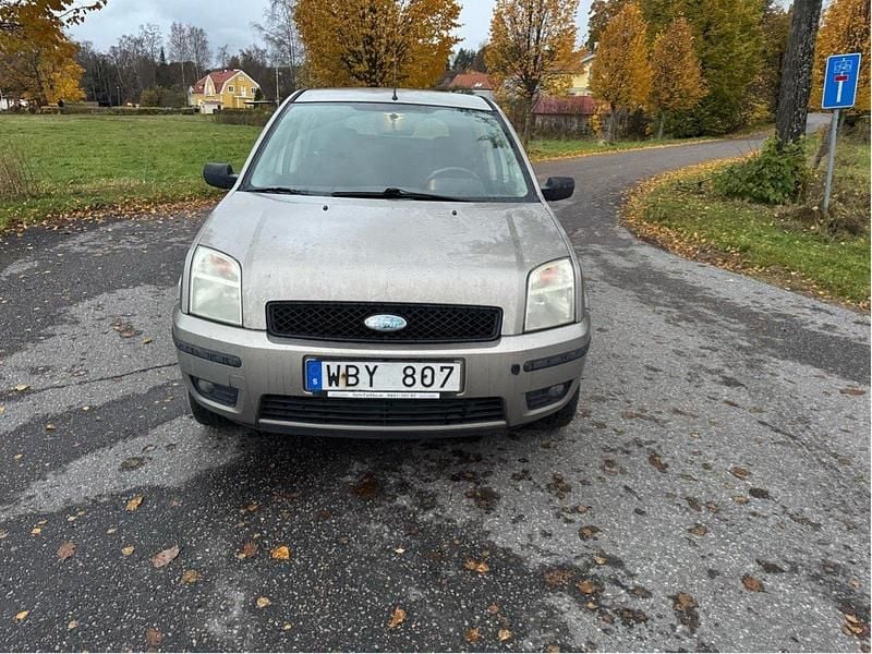 Brun Begagnad 2004 Ford Fusion Halvkombi | 12 999 kr (Superpris) - Bild 1/4