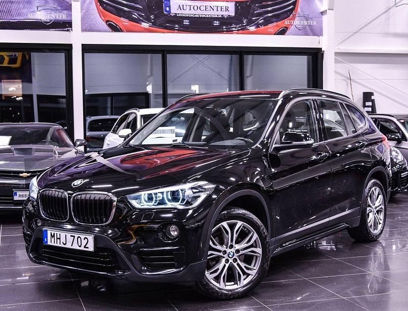Svart Begagnad 2016 BMW X1 Sport Line SUV | 159 900 kr (Marknadspris) - Bild 1/4