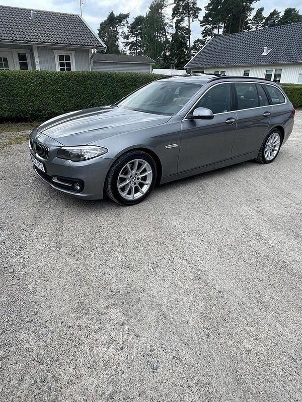 Grå Begagnad 2017 BMW 520 Kombi | 169 000 kr (Bra pris) - Bild 1/4