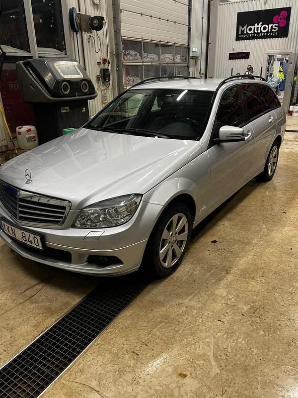 Silver metallic Begagnad 2009 Mercedes C180 Kombi | 72 000 kr (Marknadspris) - Bild 1/4
