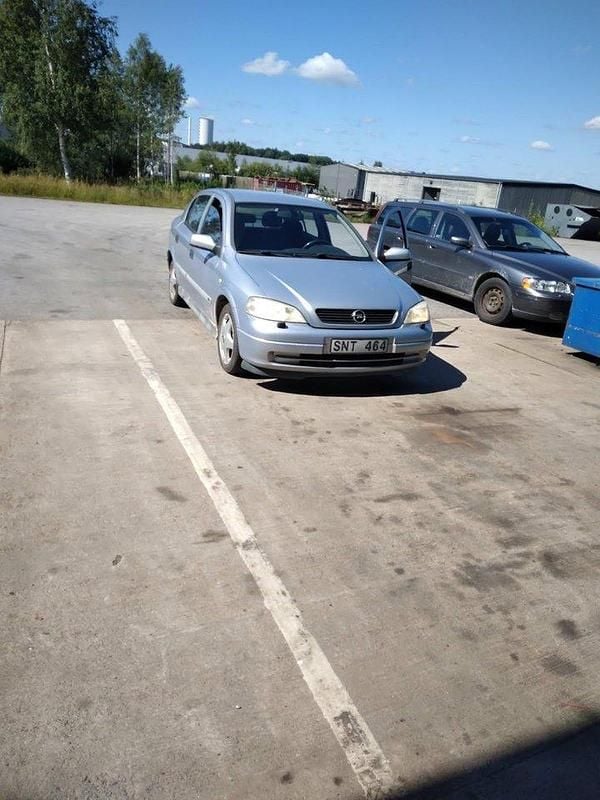 Grå Begagnad 2001 Opel Astra Halvkombi | 12 000 kr (Bra pris) - Bild 1/4
