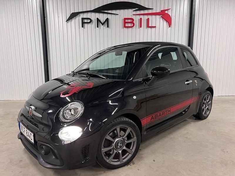 Svart (svart metallic) Begagnad 2022 Abarth 595C Cab | 189 900 kr - Bild 1/4