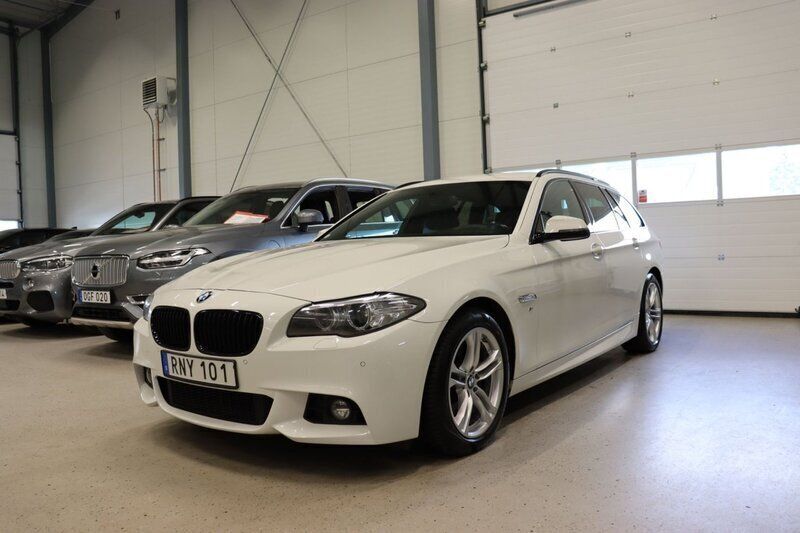 Vit Begagnad 2015 BMW 520 M Sport Kombi | 194 800 kr (Lite dyr) - Bild 1/4
