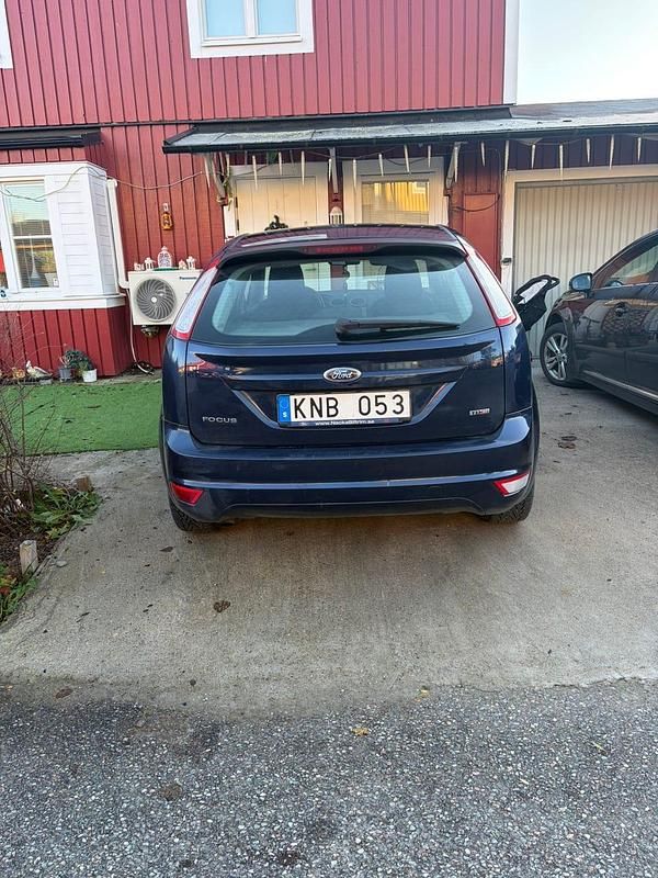 Begagnad 2011 Ford Focus Halvkombi | 36 000 kr (Bra pris) - Bild 1/4