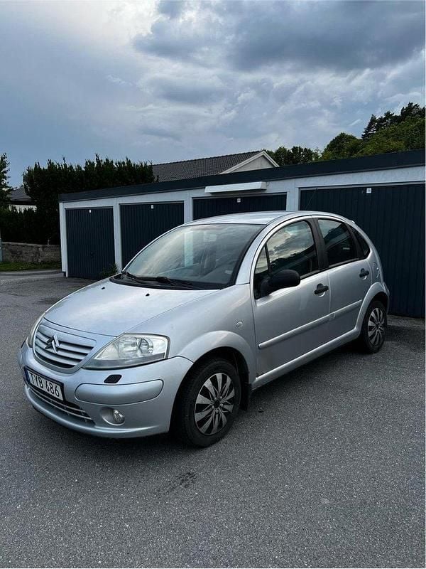 Silver Begagnad 2003 Citroën C3 Halvkombi | 8 000 kr (Bra pris) - Bild 1/4