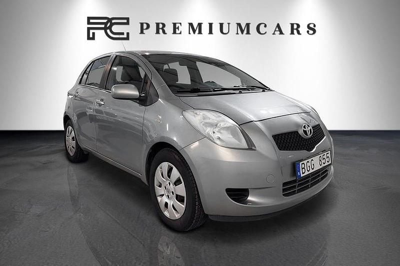 Grå Begagnad 2007 Toyota Yaris Halvkombi | 34 900 kr (Marknadspris) - Bild 1/4