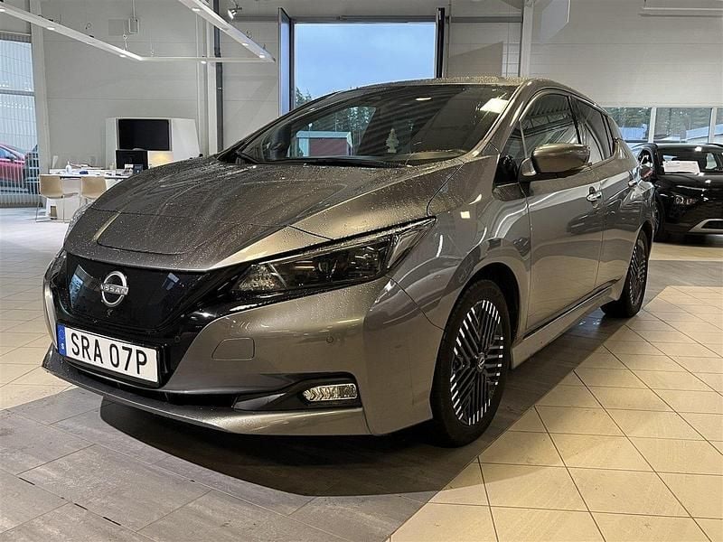 Grå Begagnad 2022 Nissan Leaf N-Connecta Halvkombi | 179 800 kr (Marknadspris) - Bild 1/4