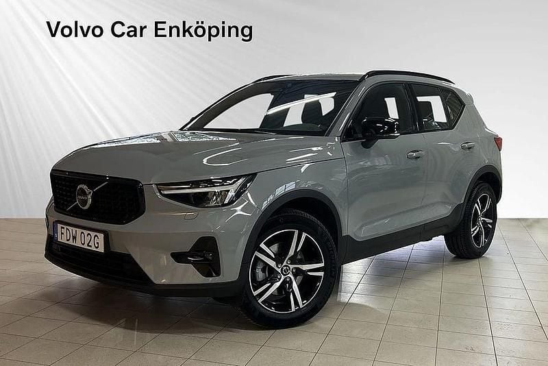 Grå Begagnad 2024 Volvo XC40 Plus SUV | 389 900 kr (Marknadspris) - Bild 1/3
