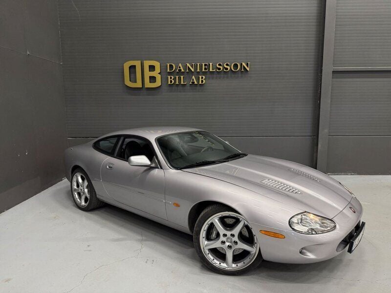 Silver Begagnad 2000 Jaguar XKR Supercharged Sportkupé | 199 800 kr - Bild 1/4