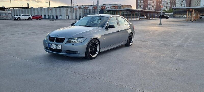 Grå Begagnad 2005 BMW 325 Sedan | 52 000 kr (Marknadspris) - Bild 1/4