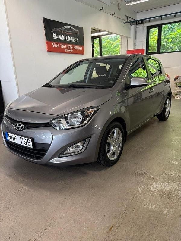 Mörkgrå Begagnad 2013 Hyundai i20 Premium Halvkombi | 59 900 kr (Lite dyr) - Bild 1/4