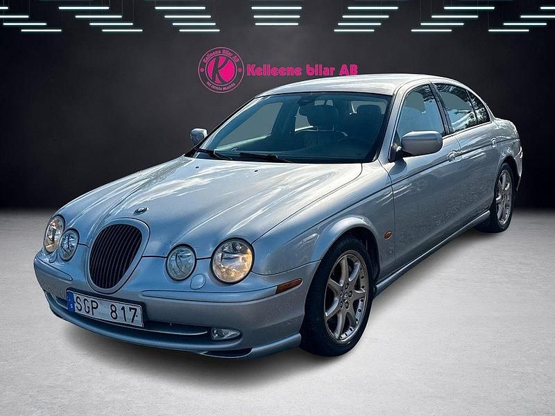 Ljusgrå Begagnad 2001 Jaguar S-Type S Sedan | 46 900 kr (Lite dyr) - Bild 1/4