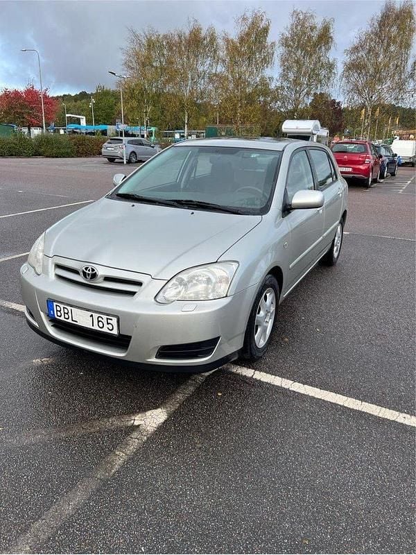 Silver Begagnad 2006 Toyota Corolla Halvkombi | 37 000 kr (Marknadspris) - Bild 1/4