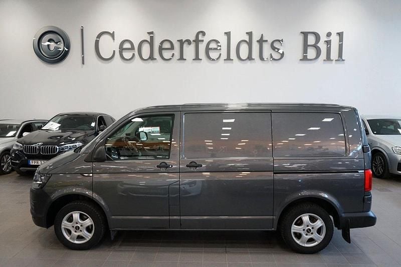 Grå Begagnad 2018 VW T6 Van | 248 800 kr (Marknadspris) - Bild 1/4