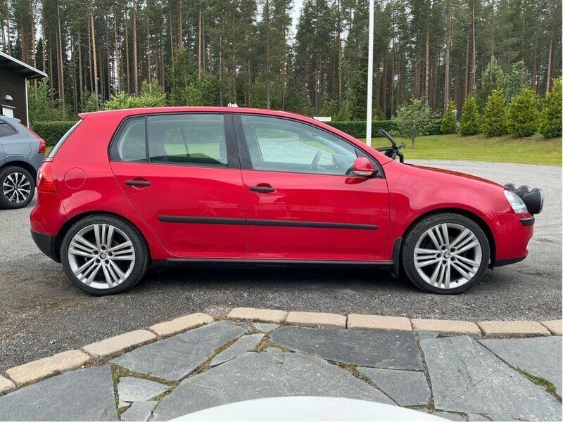 Röd Begagnad 2005 VW Golf IV Trendline Halvkombi | 49 000 kr (Dyr) - Bild 1/4
