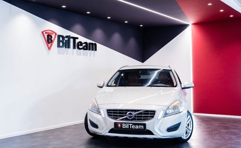 Grå Begagnad 2011 Volvo V60 Momentum Kombi | 89 900 kr (Bra pris) - Bild 1/4