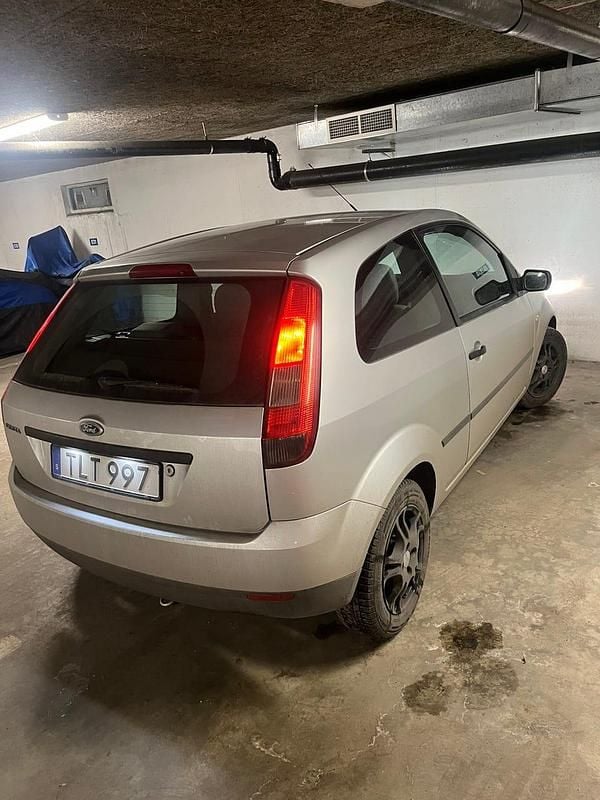 Begagnad Ford Fiesta 70 HK (51 kW) 2003 Halvkombi