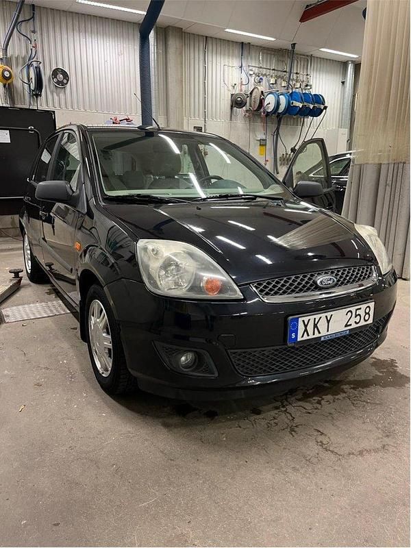 Svart Begagnad 2006 Ford Fiesta Ghia Halvkombi | 29 500 kr (Marknadspris) - Bild 1/4