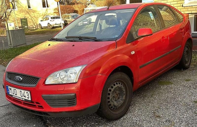 Röd Begagnad 2007 Ford Focus Halvkombi | 24 900 kr (Marknadspris) - Bild 1/4