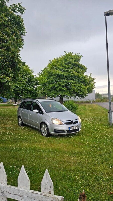 Grå Begagnad 2007 Opel Zafira Minibuss | 29 900 kr - Bild 1/4