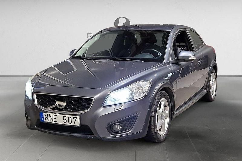 Grå Begagnad 2011 Volvo C30 Momentum Halvkombi | 69 900 kr (Marknadspris) - Bild 1/3