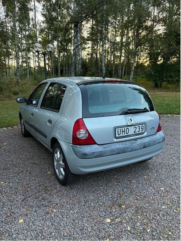 Grå Begagnad 2003 Renault Clio II Expression Halvkombi | 19 000 kr (Marknadspris) - Bild 1/3