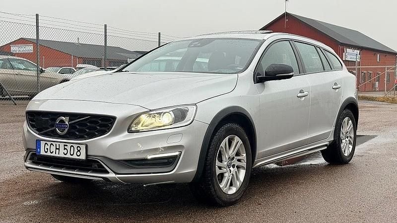 Silver Begagnad 2015 Volvo V60 CC Summum Kombi | 249 500 kr (Marknadspris) - Bild 1/4